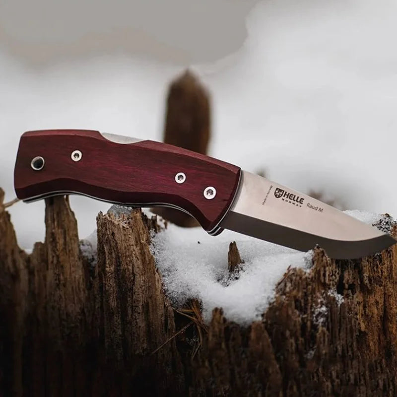 Helle Raud M Knife with a snowy background
