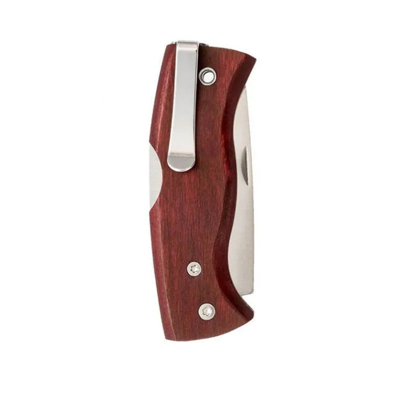Helle Raud M Knife with a white background